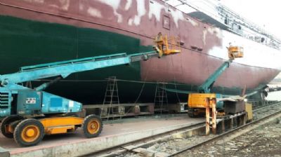 【造船廠輪船翻修整新作業】