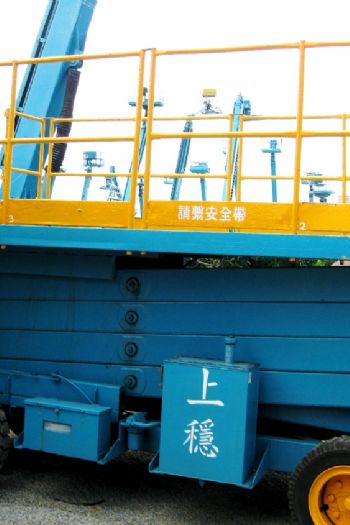 12m剪刀輪胎平台高空車