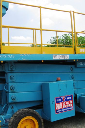 12m剪刀輪胎平台高空車