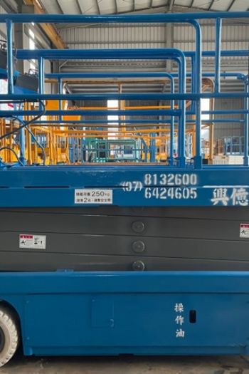 8m剪刀輪胎平台高空車