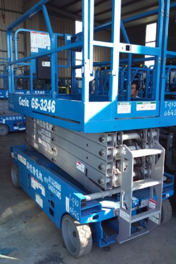 10m剪刀輪胎平台高空車