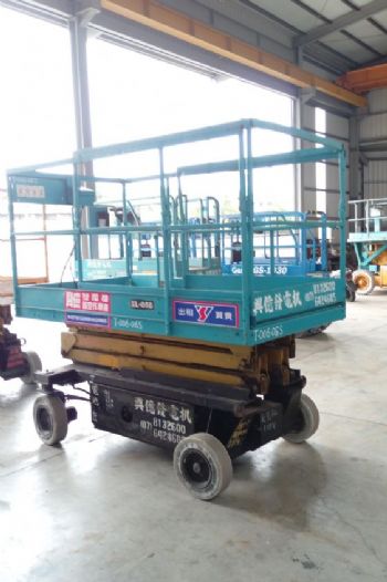 6M剪刀輪胎平台高空車