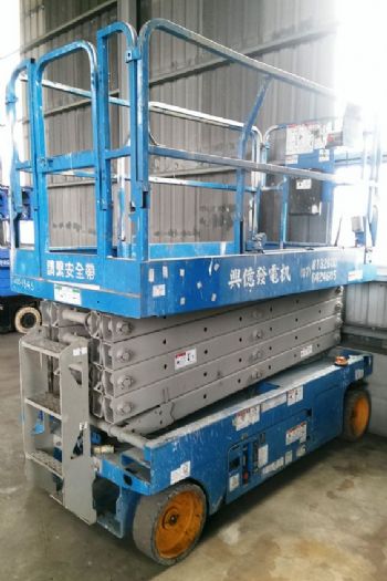 6M剪刀輪胎平台高空車