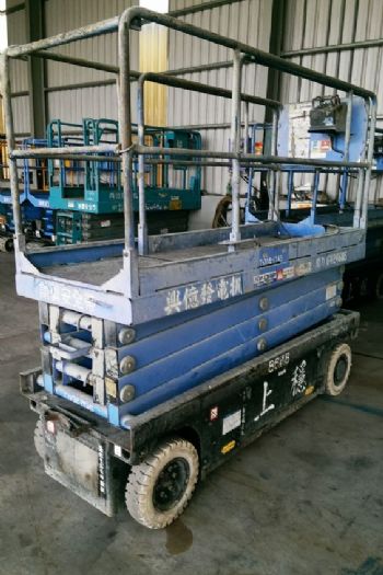 8m剪刀輪胎平台高空車