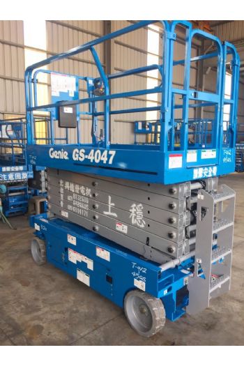 12m剪刀輪胎平台高空車