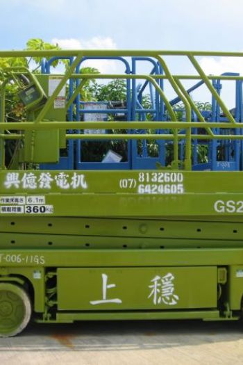 6M剪刀輪胎平台高空車