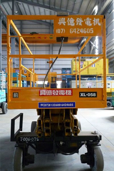 6M剪刀輪胎平台高空車